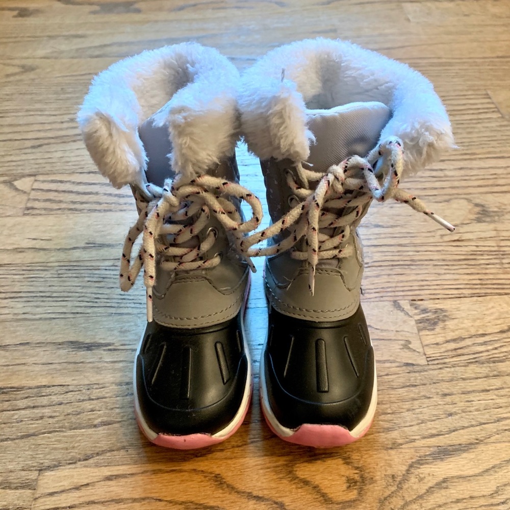 Carter’s snow boots, toddler size 9.